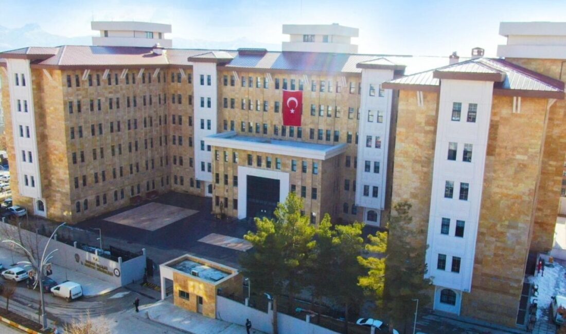 Şırnak’ta PKK/KCK operasyonu: 15 şüpheli gözaltına alındı. Şırnak’ta PKK/KCK’ya yönelik düzenlenen operasyonda, Terörle Mücadele ve İstihbarat Şube