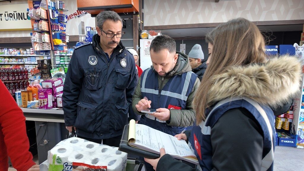 Ramazan Öncesi Sivas’taki Marketlerde Fiyat Denetimleri Gerçekleştirildi Sivas'ta Ramazan öncesi marketlere yönelik denetimler gerçekleştirildi. Sivas Belediyesi Zabıta