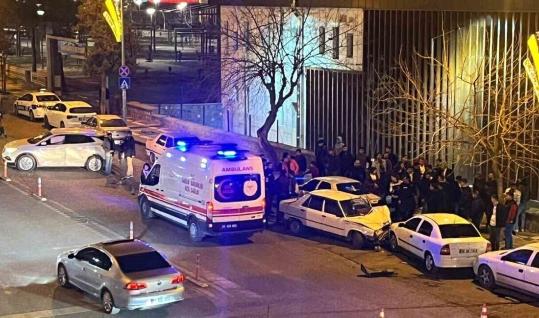 Şanlıurfa’nın Siverek ilçesinde meydana gelen trafik kazasında iki kişi yaralandı Şanlıurfa'nın Siverek ilçesinde meydana gelen trafik kazasında, direksiyon hâkimiyetini kaybeden