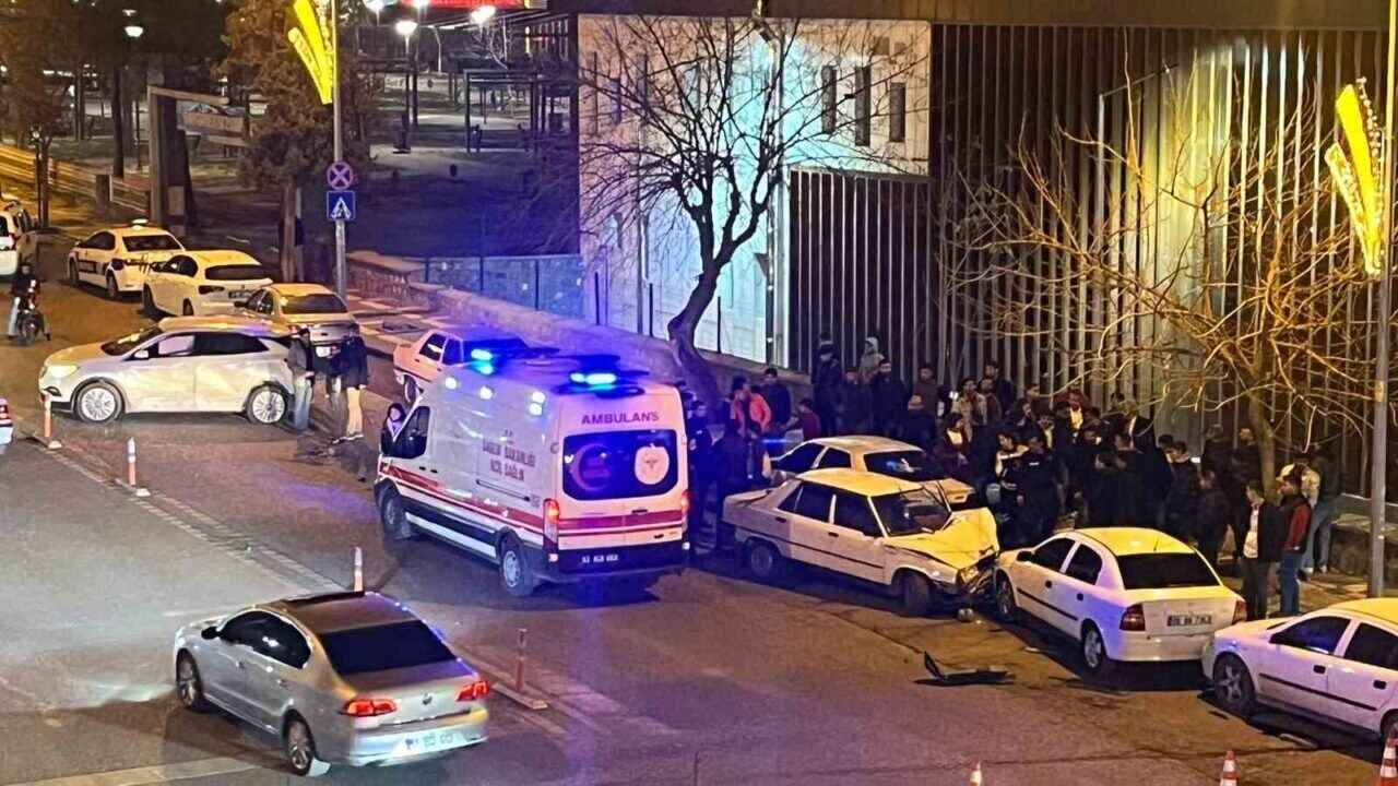 Şanlıurfa'nın Siverek ilçesinde meydana gelen trafik kazasında, direksiyon hâkimiyetini kaybeden
