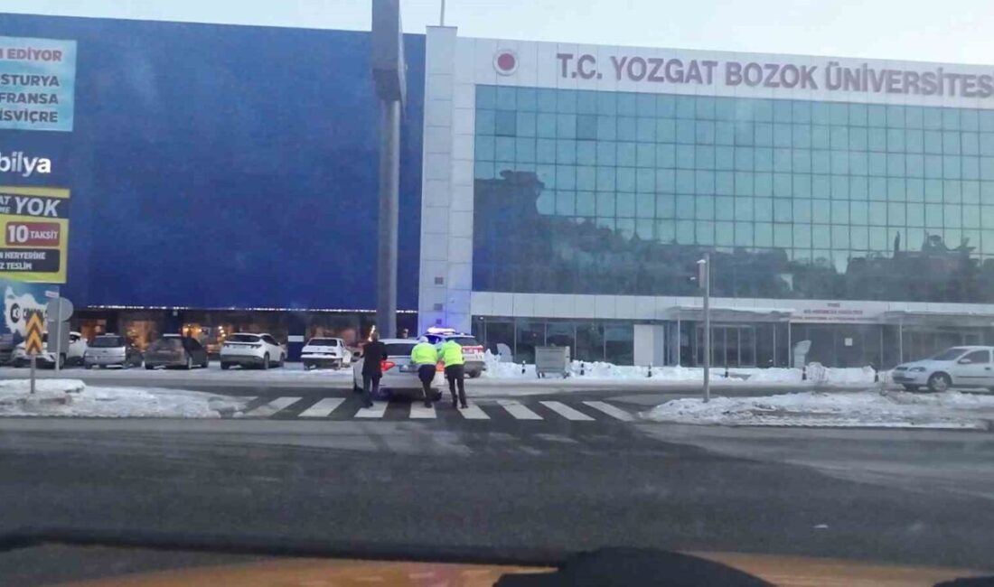 Yozgat’ta Trafikte Arızalanan Otomobili Polisler Güvenli Bölgeye Taşıdı Yozgat'ta, trafik polisleri arızalanan bir otomobili güvenli bir bölgeye taşırken