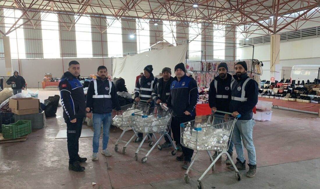 Söğüt Belediyesi, Esnafın Sağlığını Koruma Amaçlı Dezenfektan Dağıtımı Yaptı Söğüt Belediyesi, kapalı pazaryerindeki esnafların sağlığını korumak için dezenfektan dağıttı.