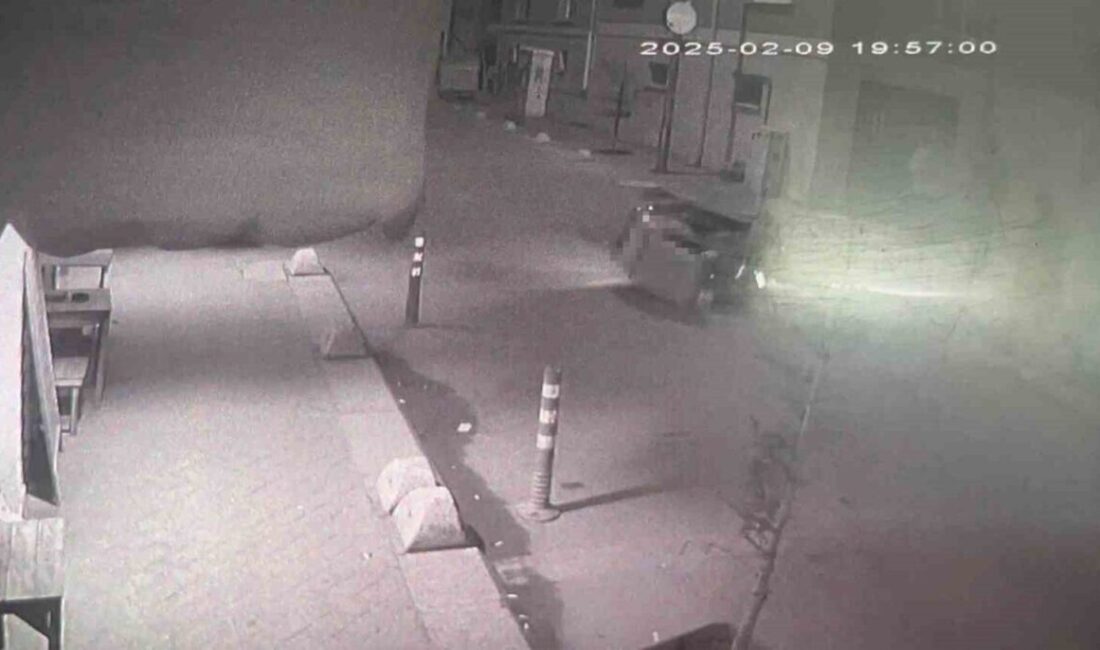 Eskişehir’de Motosikletin Çarptığı Çocuğun Kaza Anı Güvenlik Kamerasında Kaydedildi Eskişehir Eskibağlar Mahallesi'nde, K.T. yönetimindeki motosiklet, aniden yola fırlayan M.O.E.
