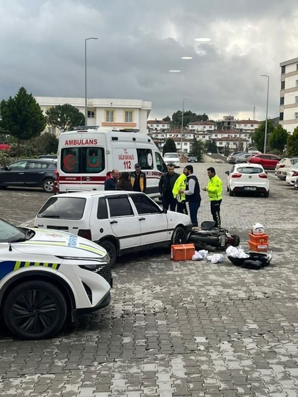 Aydın’ın Söke ilçesinde Yenikent Mahallesi'nde otomobil ve motosikletin çarpışması sonucu