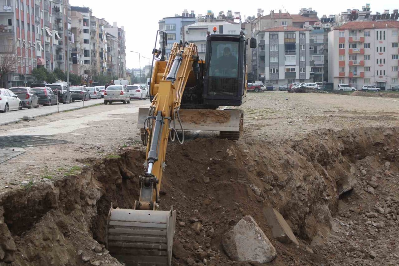 Aydın’ın Efeler ilçesinde, depreme dayanıksız olduğu için yıkılan Adnan Menderes