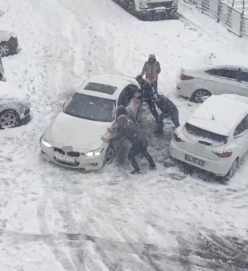 Sultangazi’de Kar Yağışı Nedeniyle Araçlar Kayboldu, Vatandaşlar Kurtarma İçin Seferber Oldu İstanbul Sultangazi'de yoğun kar yağışı nedeniyle park halindeki araçlar kara