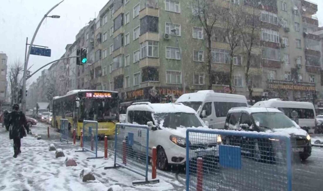 Sultangazi’de Ani Yağışlar Trafikte Aksamalara Neden Oldu İstanbul Sultangazi'de aniden başlayan yoğun kar yağışı, akşam saatlerinde trafiği