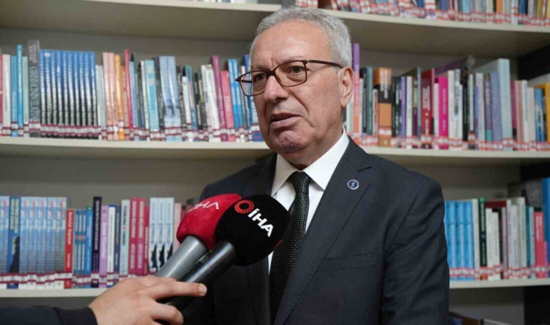 Sunay Akın'ın yeni kitabı "Koyu Mavi Memleket Kumaşı" Türkiye İş