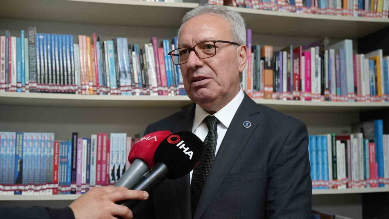 Sunay Akın'ın yeni kitabı "Koyu Mavi Memleket Kumaşı" Türkiye İş