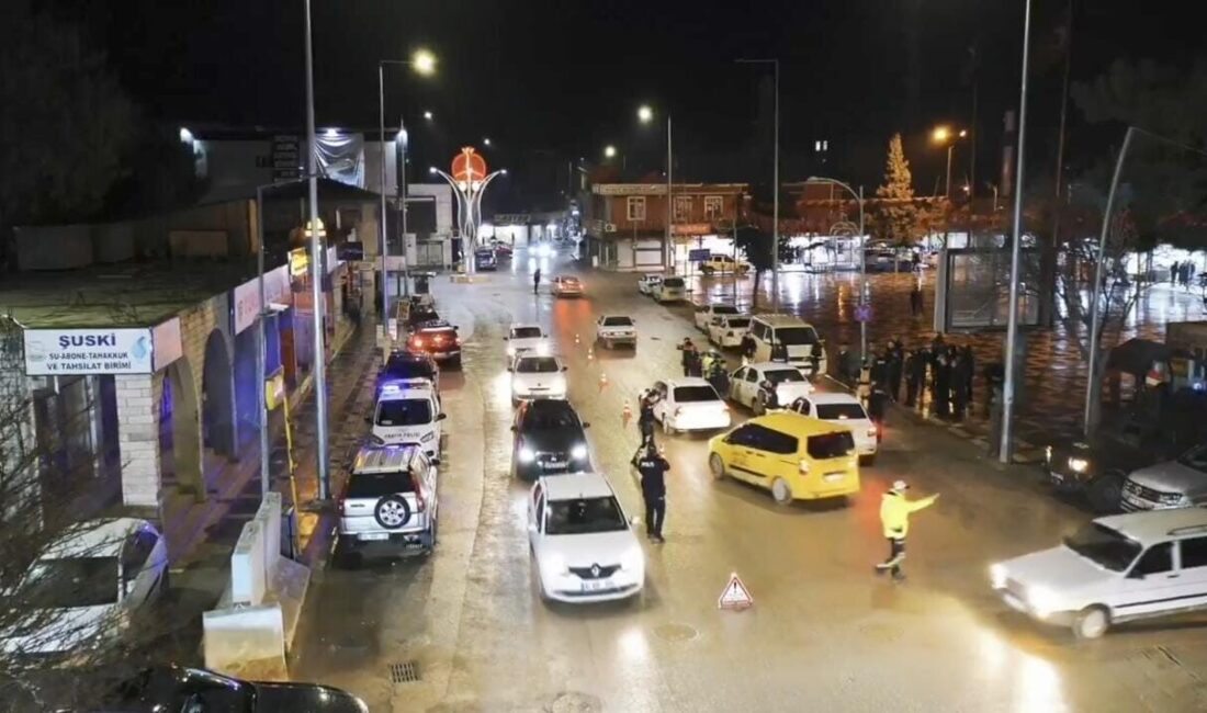 Suruç İlçesinde “Huzur 63 Uygulaması” ile Güvenlik Denetimi Gerçekleşti Şanlıurfa'nın Suruç ilçesinde "Huzur 63 Suruç Uygulaması" adıyla geniş çaplı