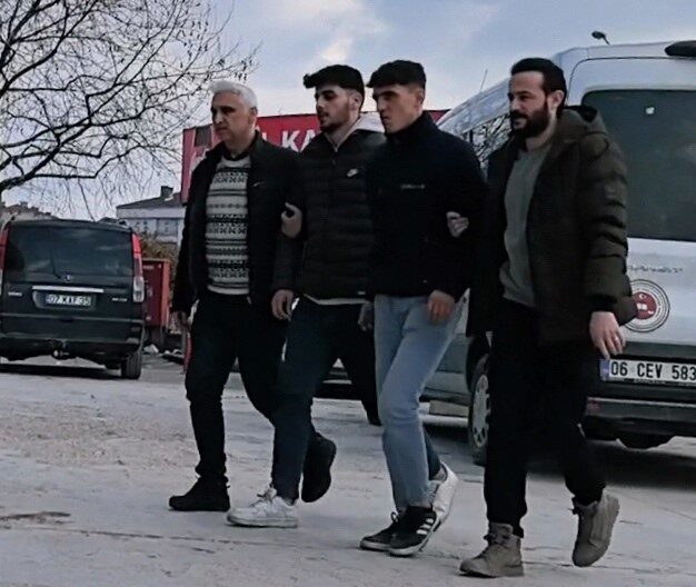 İnegöl’de Taciz Şüphelisini Zorla Alıkoyup İşkence Eden 4 Kişi Tutuklandı Bursa'nın İnegöl ilçesinde, 17 yaşındaki Suriye uyruklu B.K.'yi taciz eden