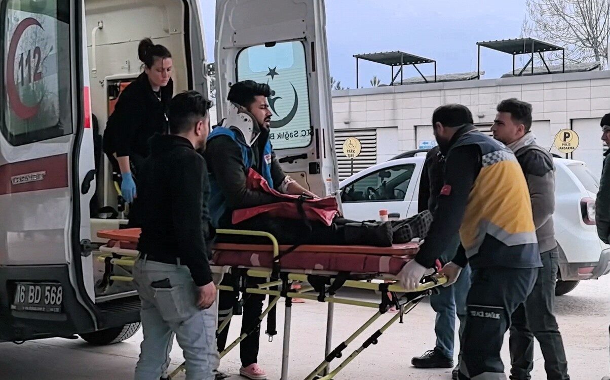 Bursa'nın İnegöl ilçesinde Ali E. (26), çatı tadilatı sırasında dengesini