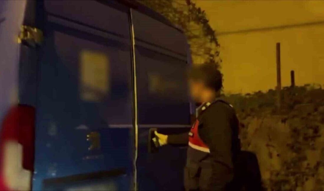 Kargo Aracı Görünümündeki Minibüsle Kaçak Tütün ve Sigara Taşırken Yakalanan İki Şüpheli Adliyeye Sevk Edildi Sakarya'nın Hendek ilçesinde, özel bir kargo firmasının logolarını kullanarak tütün