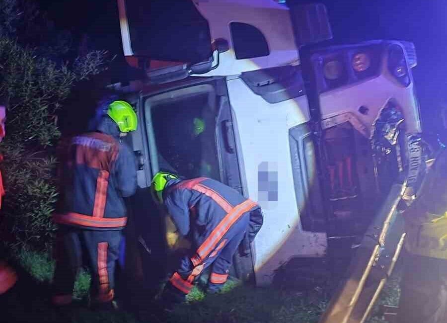 Tarsus’ta Hafriyat Kamyonu Şarampole Uçtu: Sürücü Yaralandı Mersin’in Tarsus ilçesinde, Adana-Tarsus Otoyolu'nda meydana gelen kazada, kontrolünü kaybeden