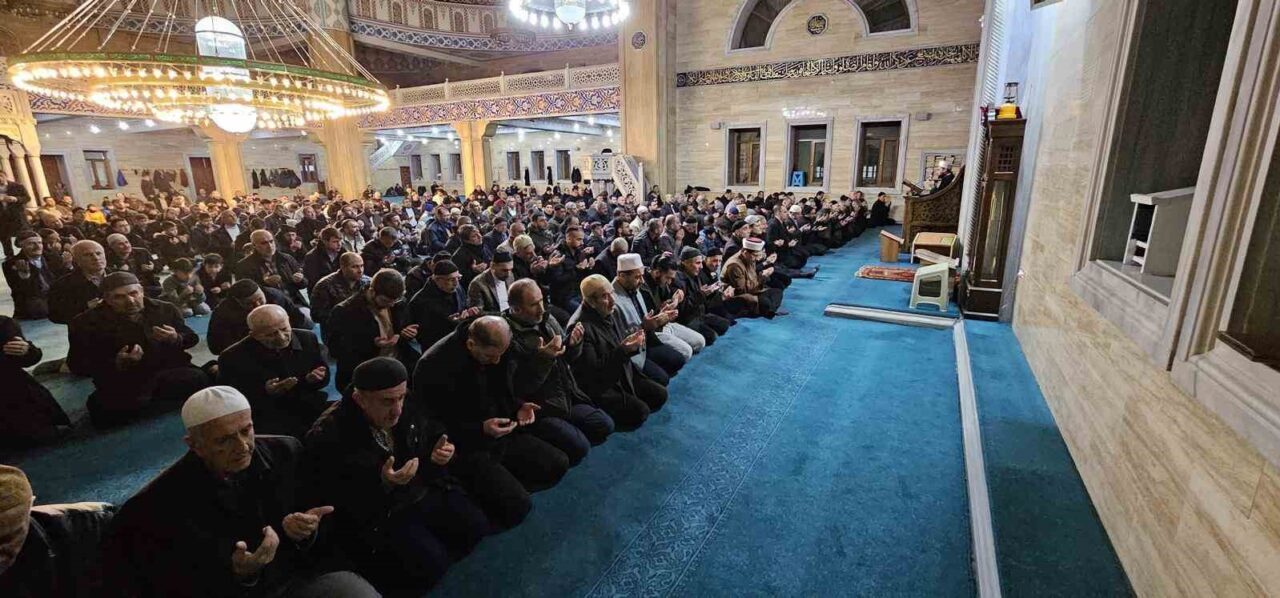 Bitlis'in Tatvan ilçesinde Berat Kandili nedeniyle İbadullah Camii'nde düzenlenen programda