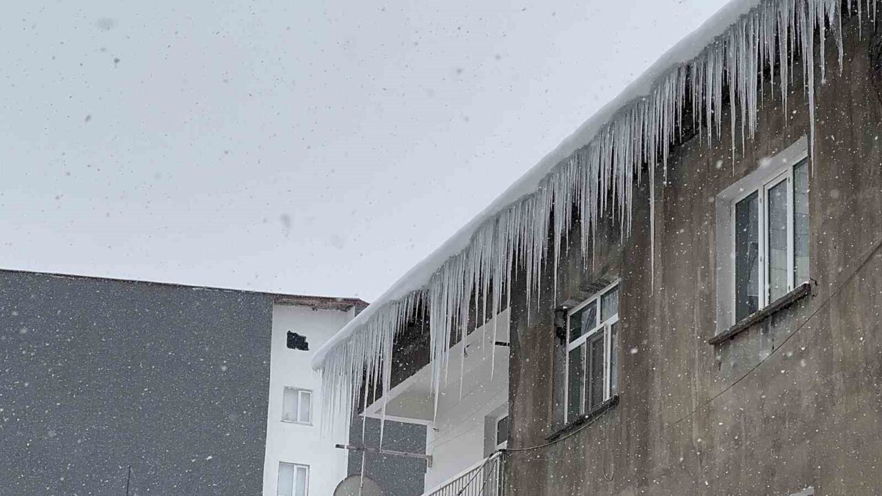 Tatvan ilçesinde yoğun kar yağışı sonrası çatılarda biriken kar ve