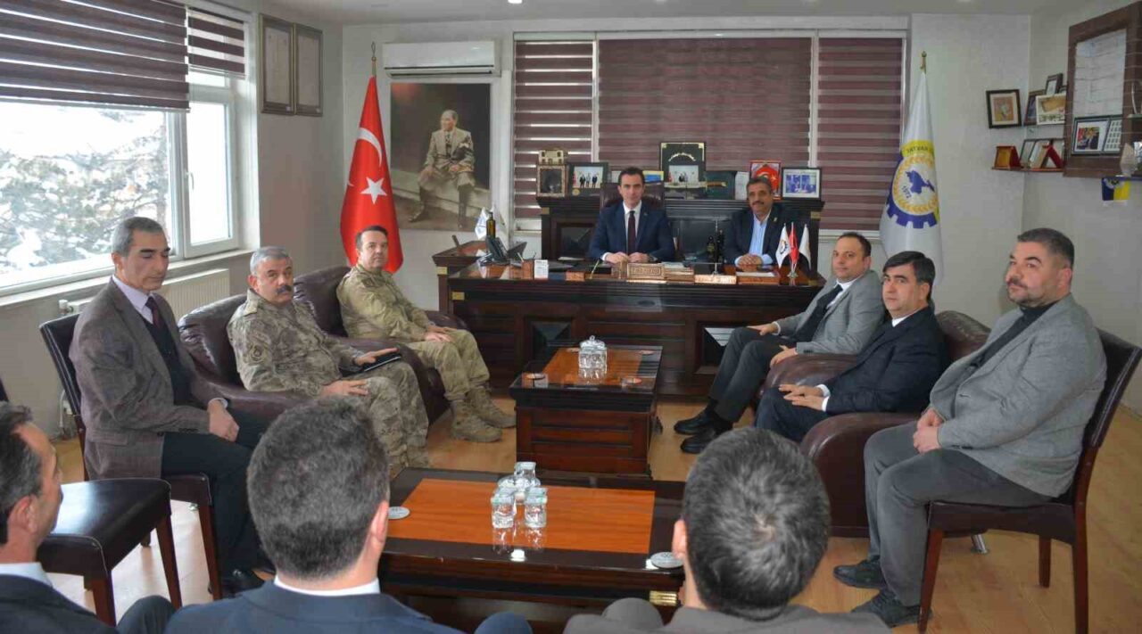 Bitlis Valisi Ahmet Karakaya, kentin sorunlarını masaya yatırmak üzere Tatvan
