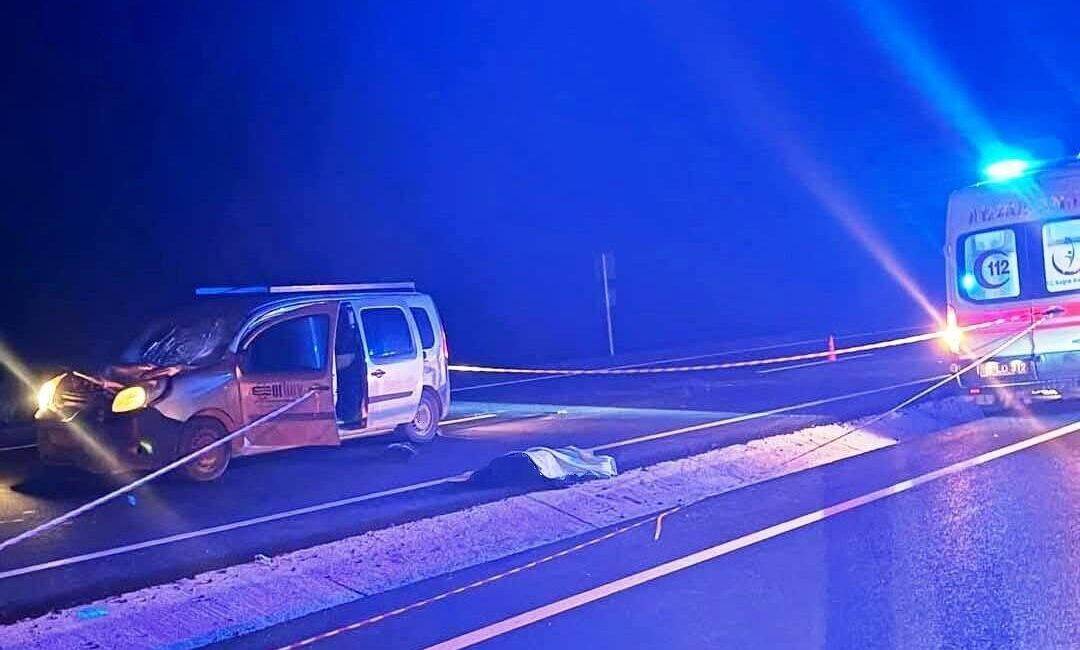 Tavşanlı’da Yolun Karşısına Geçmeye Çalışan Kadına Otomobil Çarptı, Hayatını Kaybetti Kütahya'nın Tavşanlı ilçesinde, gece saatlerinde yolun karşısına geçmeye çalışan 1