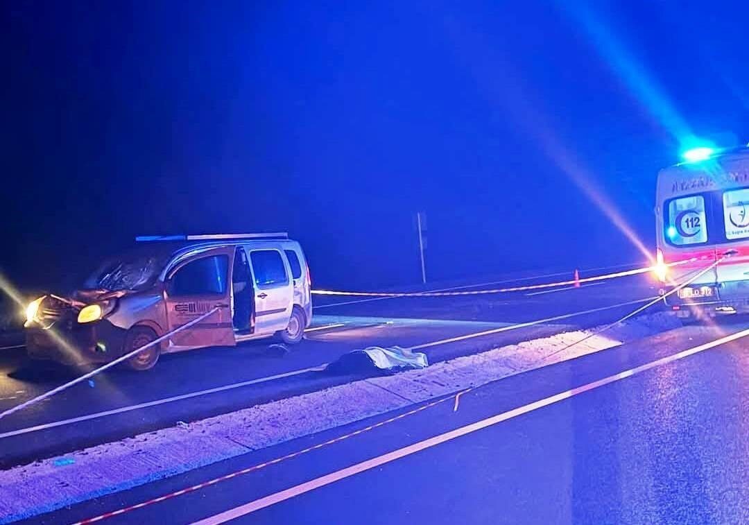 Kütahya'nın Tavşanlı ilçesinde, gece saatlerinde yolun karşısına geçmeye çalışan 1