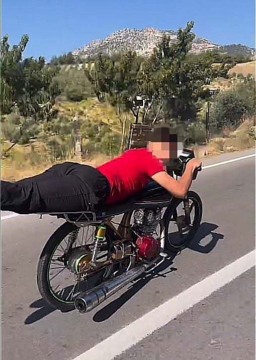 Kahramanmaraş'ta tehlikeli motosiklet kullanan Ö.A. (22) ve Y.A.Y. (21), Jandarma'nın