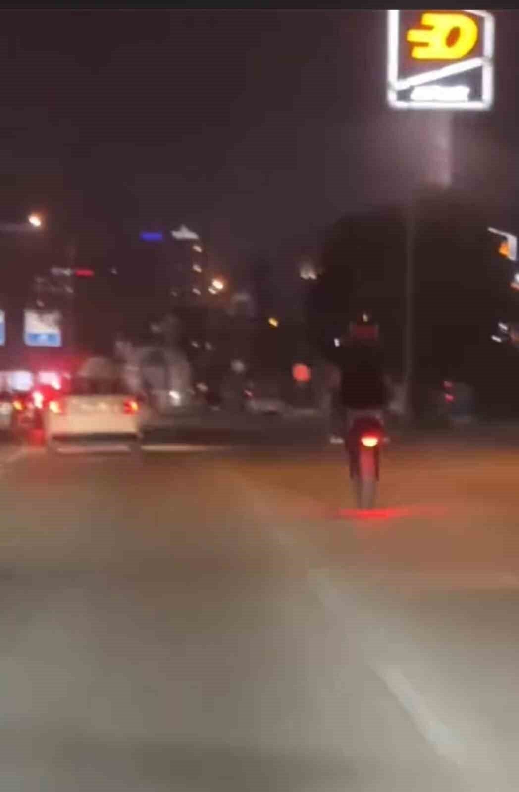 Bursa'nın Nilüfer ilçesinde bir motosiklet sürücüsü, İzmir-Ankara yolunda tek teker