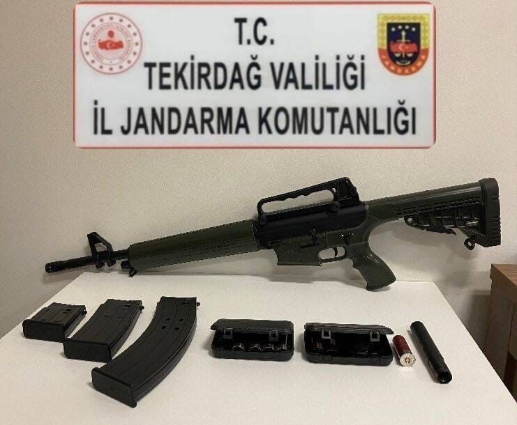 Tekirdağ’da Ruhsatsız Silah Operasyonunda İki Şüpheli Gözaltına Alındı Tekirdağ'da jandarma ekipleri, Pınarca ve Karadeniz mahallelerinde düzenledikleri operasyonlarda ruhsatsız