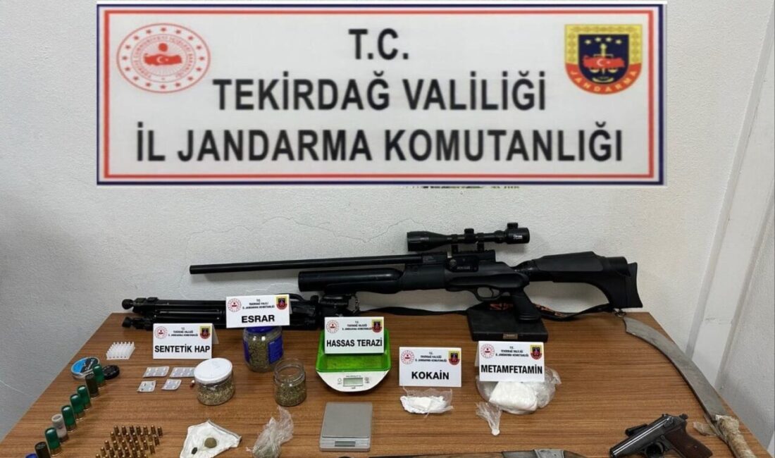 Tekirdağ’da gerçekleştirilen operasyonlarla uyuşturucu ve silah stashları ortaya çıkarıldı. Tekirdağ'da yapılan operasyonlarda, O.Ş.'nin adresinde 187 gram metamfetamin, 122 gram