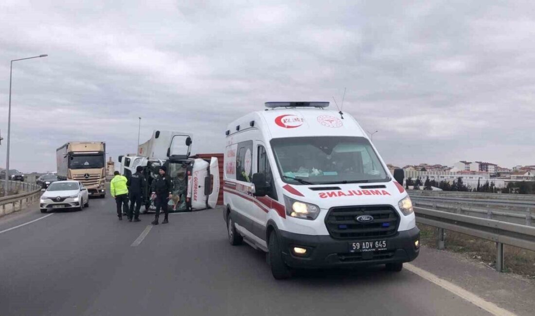 Tekirdağ’da tır devrildi, bir kişi yaralandı! Tekirdağ'ın Ergene ilçesinde, A.D. yönetimindeki tır virajda devrildi. Kazada yaralanan