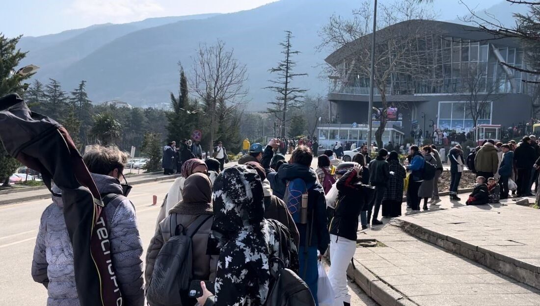 Bursa'da Uludağ'a teleferikle çıkmak isteyen yerli ve yabancı turistler, arıza