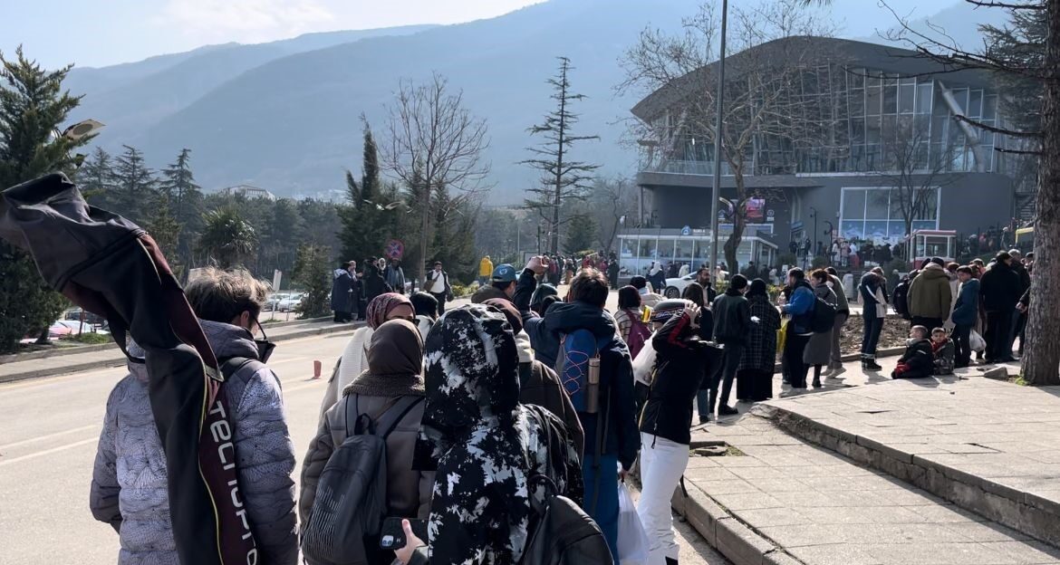 Bursa'da Uludağ'a teleferikle çıkmak isteyen yerli ve yabancı turistler, arıza