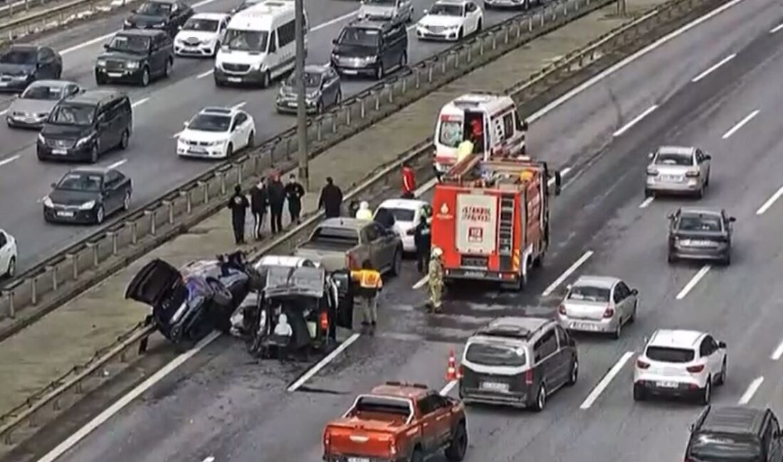 İstanbul TEM Otoyolu’nda zincirleme trafik kazası: 2 yaralı, uzun araç kuyruğu oluştu İstanbul TEM Otoyolu’nda 5 aracın karıştığı zincirleme kazada 2 kişi