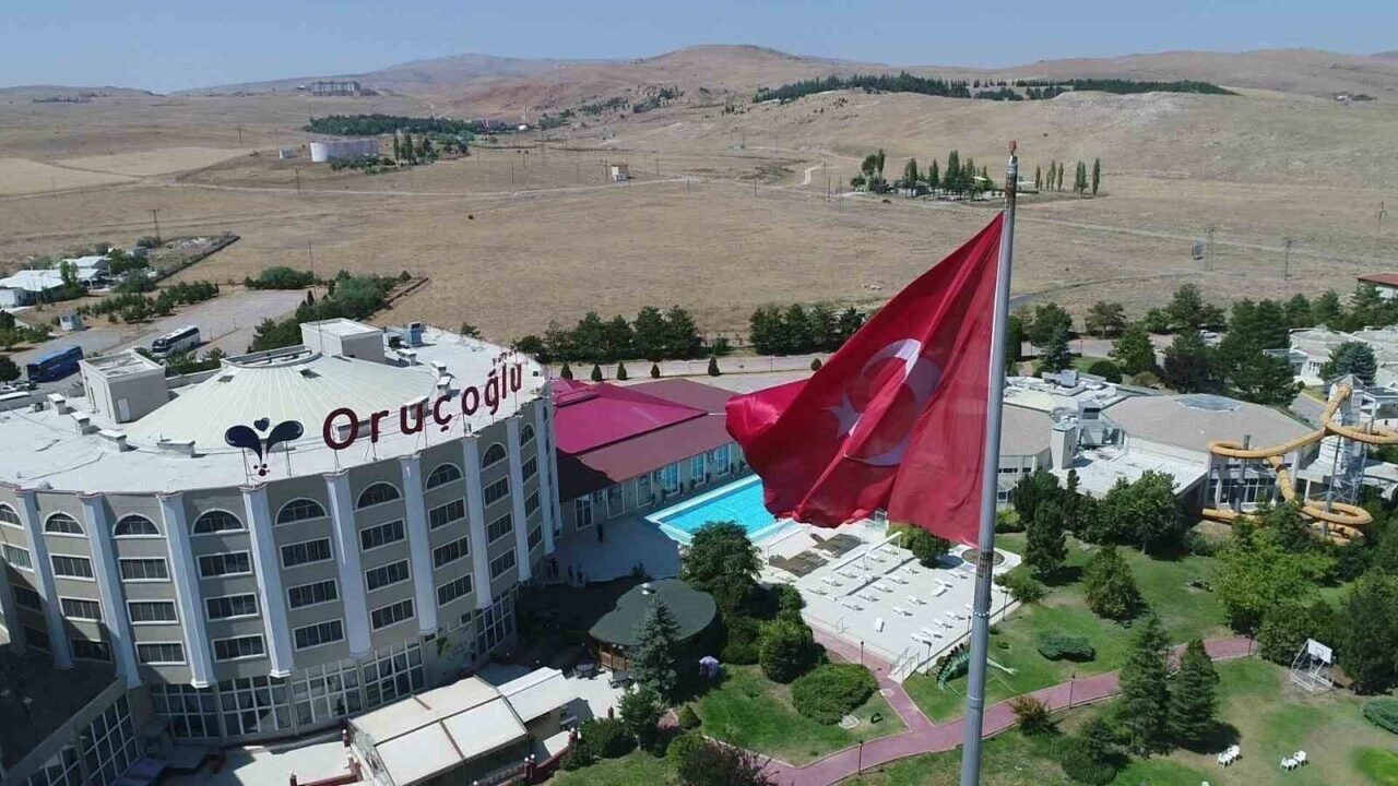 Oruçoğlu Termal Otel’in CMO-Pazarlama Başkanı Kerem Canarslanlar, Afyonkarahisar’ın sağlıklı tatil
