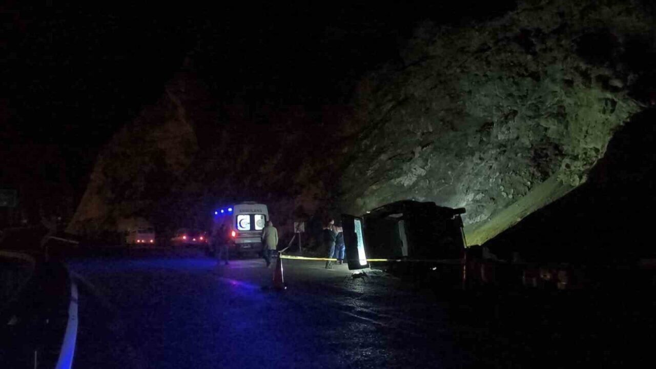 Erzurum-Artvin karayolu Oltu yol ayrımında bir tır ve panelvan aracın