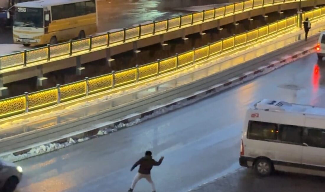 Tokat’ta çocukların yola atılan kar toplarıyla tehlikeli oyun oynaması kaydedildi Tokat’ın Mahmut Paşa Mahallesi’nde çocuklar, yoldan geçen araçlara kar topu