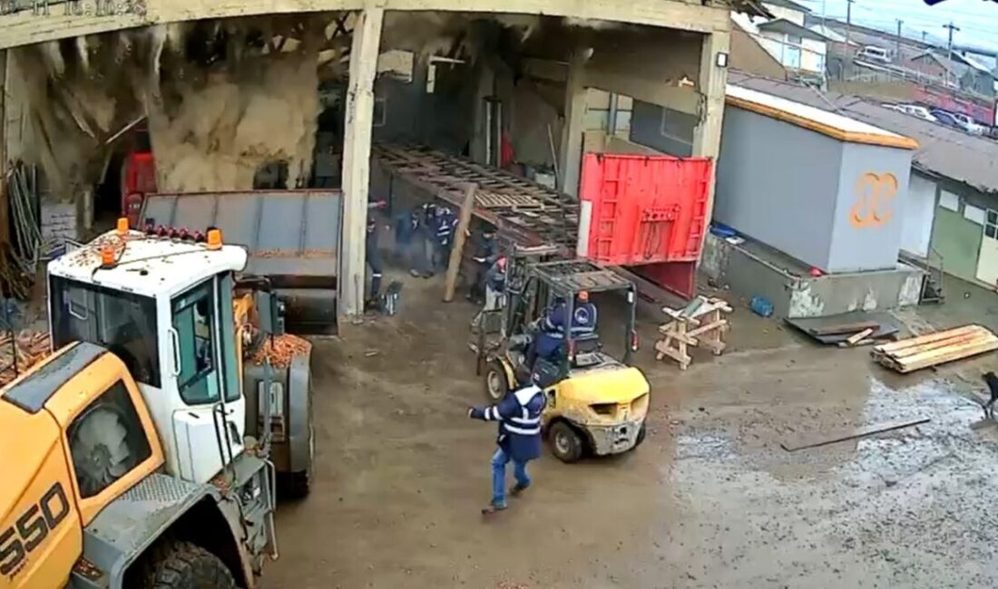 Erbaa’daki parke fabrikasında çatı çökmesi sonucu bir işçi yaralandı Tokat'ın Erbaa ilçesindeki bir parke fabrikasında garajın çatısının çökmesi sonucu