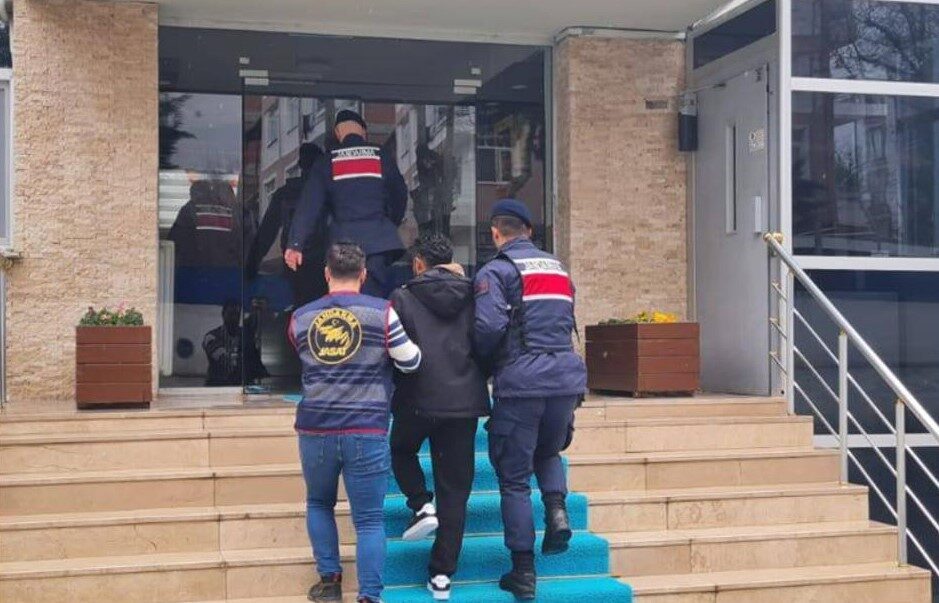 Tokat’ta Jandarma Operasyonu: İki Hükümlü Tutuklandı Tokat'ta jandarma, hapis cezası bulunan Y.K. ve E.D.'yi düzenlediği operasyonla
