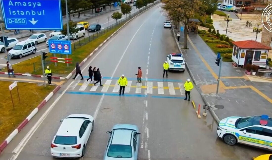 Tokat’ta 2025 Yılında Yayalara Yol Vermeyen 445 Sürücüye Ceza Kesildi Tokat'ta 2025 yılında yapılan denetimlerde, yayalara yol vermeyen 445 sürücüye