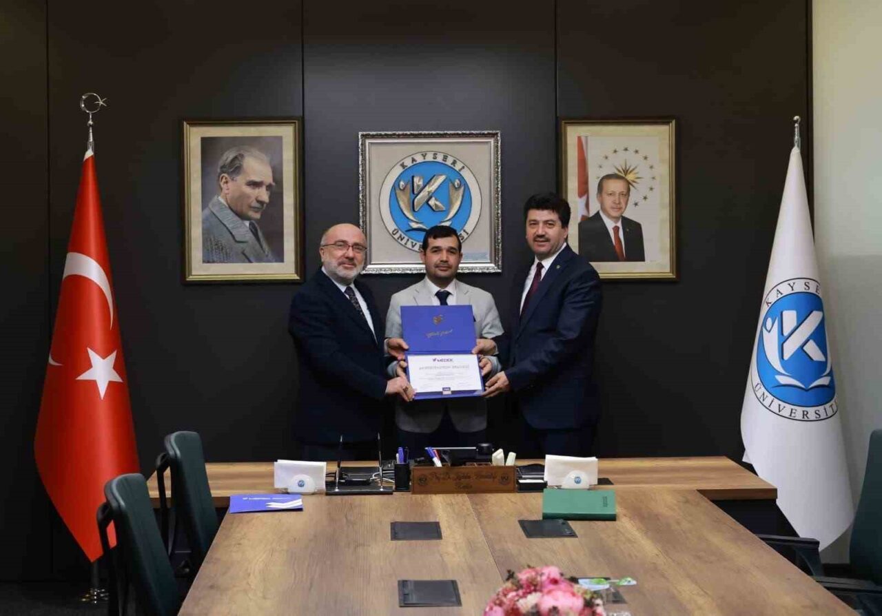 Tomarza Mustafa Akıncıoğlu Meslek Yüksekokulu, MEDEK'ten akreditasyon belgelerini aldı. Belgeler,
