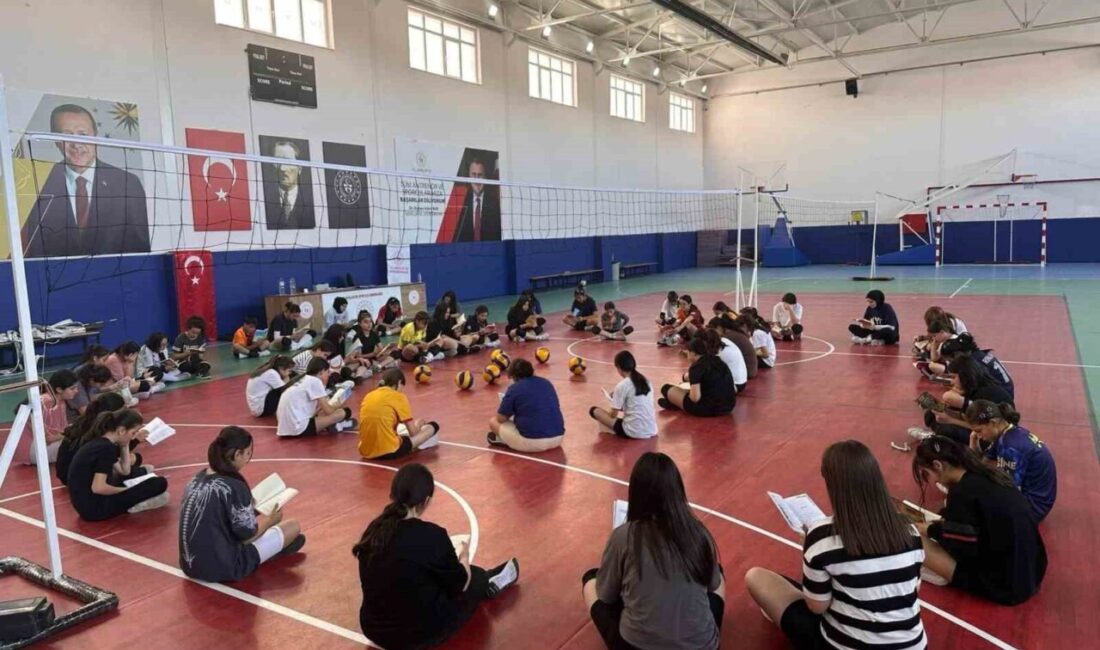 Tomarza’nın Gençleri Spor Yaparken Kitap Okuma Alışkanlığı Ediniyor Tomarza Gençlik ve Spor İlçe Müdürlüğü, "Sporumu yapıyorum kitabımı okuyorum"