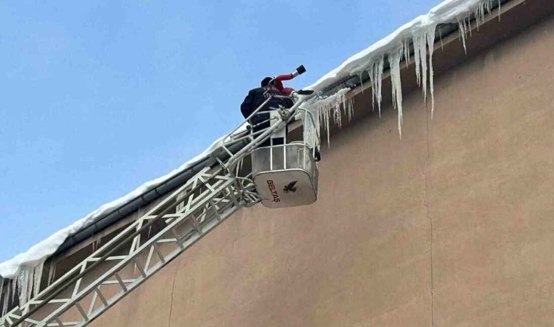 Tomarza’da soğuk hava koşulları nedeniyle çatılardaki tehlikeli buz sarkıtları temizleniyor Kayseri'nin Tomarza ilçesinde soğuk hava nedeniyle çatılarda oluşan 50 santimetrelik