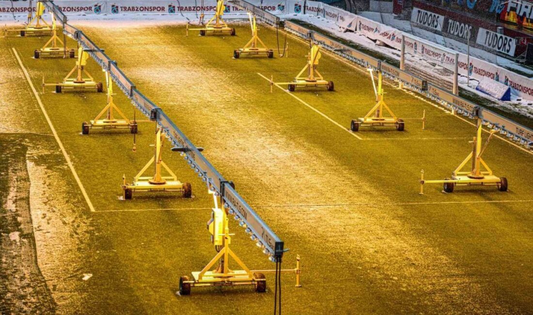 Trabzon’da Kar Yağışı Nedeniyle Süper Lig Maçı Öncesi Stadyumda Temizlik Çalışmaları Devam Ediyor Trendyol Süper Lig'in 25. haftasında Trabzonspor ile Gaziantep FK arasında
