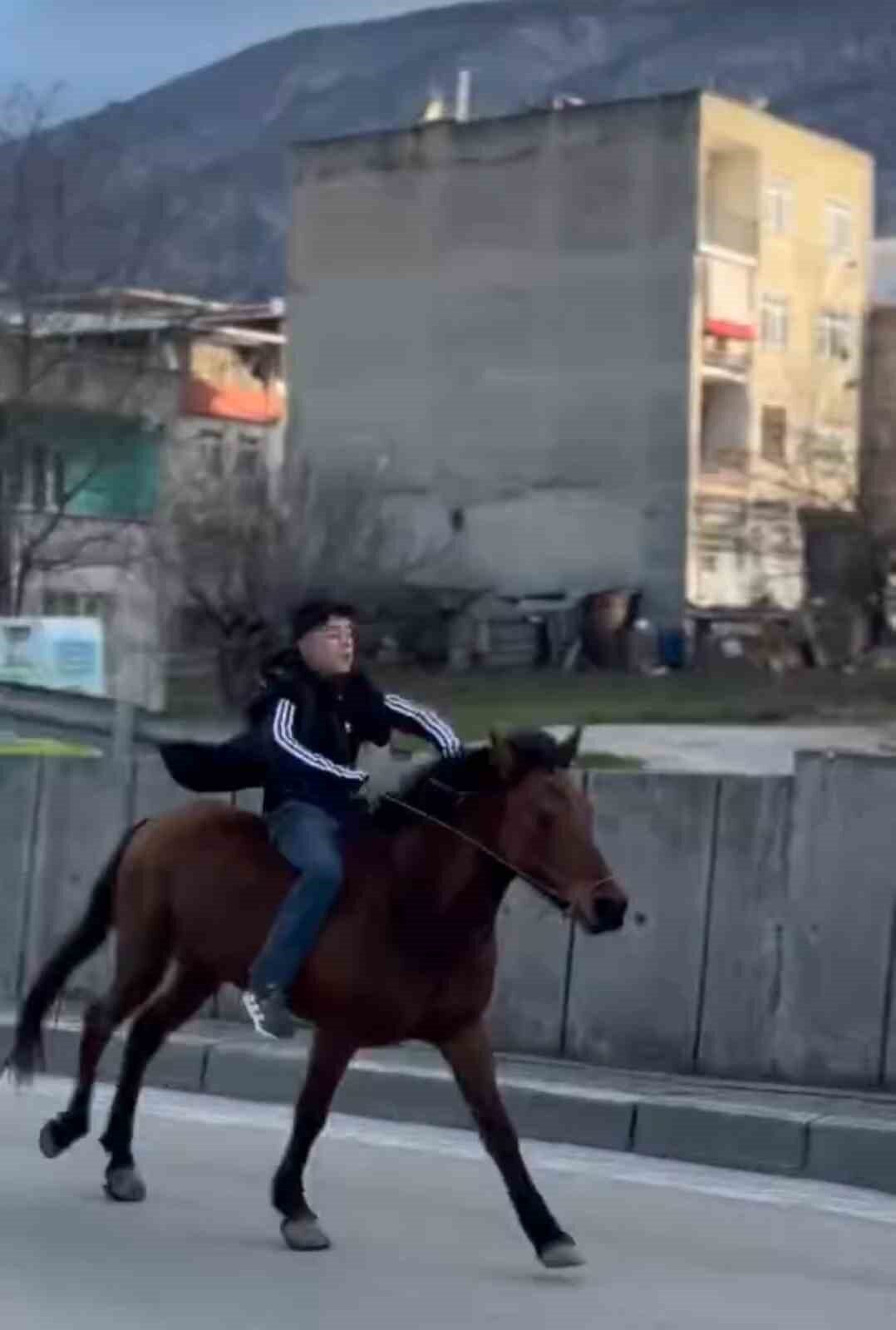 Bursa'nın Yıldırım ilçesinde 15-16 yaşındaki bir genç, anayolda dört nala