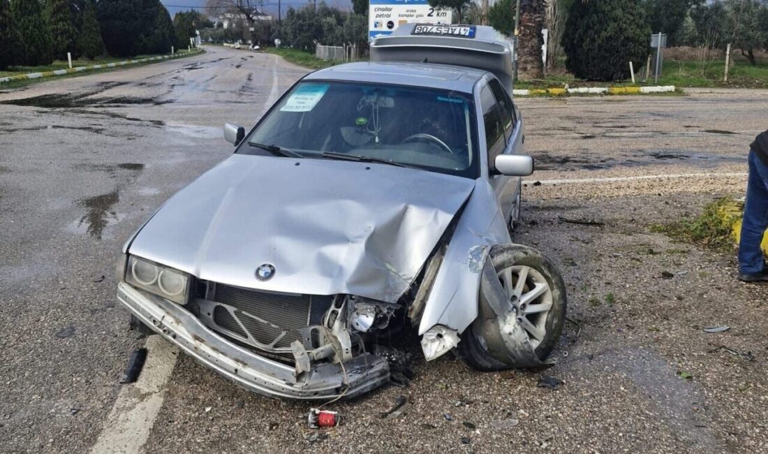 Erdek’te Trafik Işığına Çarpan Araç Kullanılamaz Hale Geldi, Sürücü Hafif Yaralandı Balıkesir'in Erdek ilçesindeki Düzler Kavşağı'nda meydana gelen kazada, 41 AES