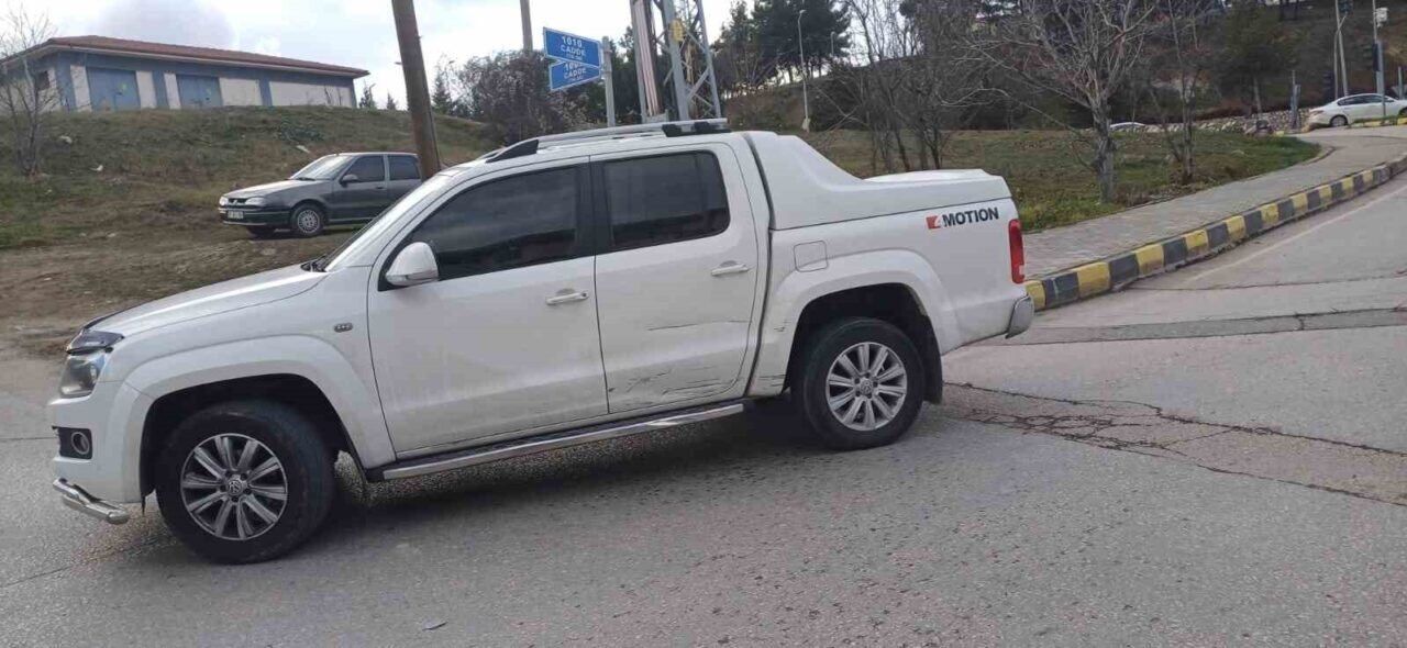 Karabük'te iki trafik kazasında toplamda 2 kişi yaralandı. İlk kazada,