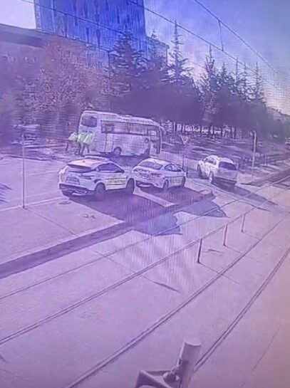 Konya’da Trafik Polisi, Soğuk Havada Arızalanan Midibüsü İterek Kurtardı Konya'nın Selçuklu ilçesinde, trafik polisleri soğuk havada arızalanan bir midibüsü