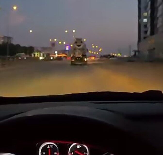 Gaziantep'te bir beton mikseri, 31 Ocak'ta Şehitkamil ilçesinde önündeki otomobile