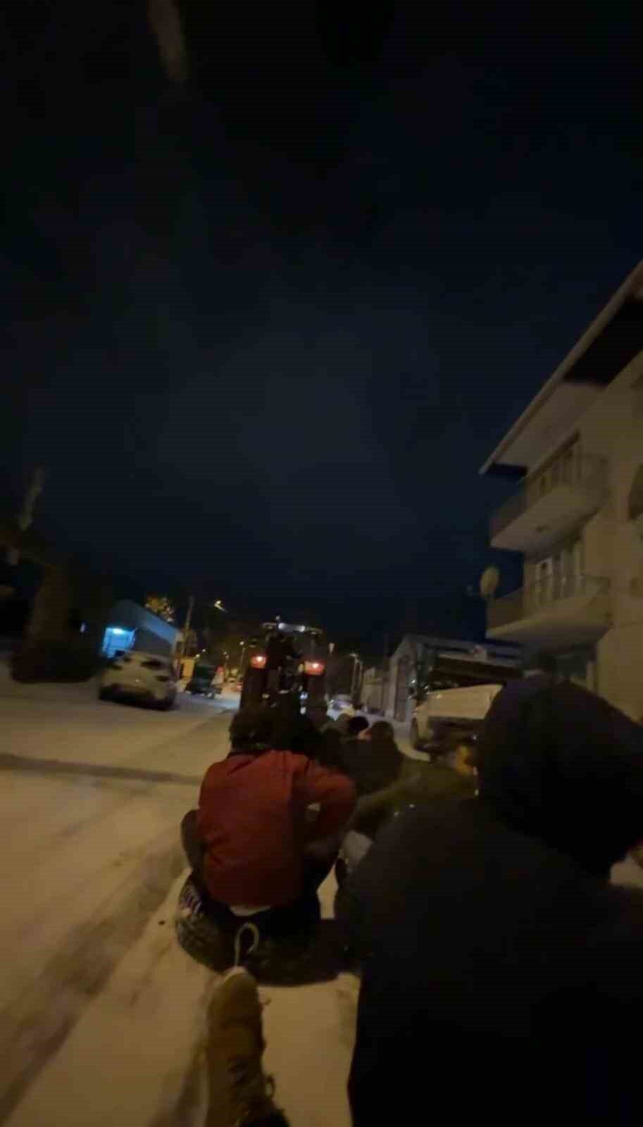Bursa'nın Yenişehir ilçesinde bir grup genç, traktörün arkasına bağladıkları lastikler