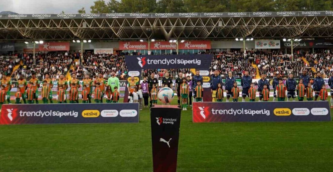 Fenerbahçe, Trendyol Süper Lig 23. haftasında Alanyaspor ile Golsüz Beraberlik Yaşıyor Trendyol Süper Lig'in 23. haftasında Fenerbahçe, Corendon Alanyaspor ile deplasmanda