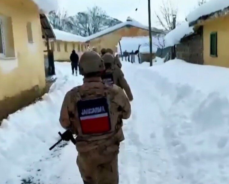 Tunceli’de PKK/KCK Operasyonu: 9 Şüpheli Gözaltında! Tunceli merkezli gerçekleştirilen PKK/KCK operasyonunda, Tunceli, Mardin ve Bursa'da 9