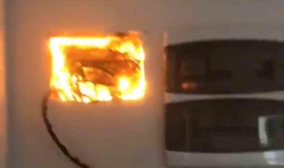 Pülümür’de Elektrik Hattı Yangına Neden Oldu, Olay Sırasında Paniğe Sebep Oldu Tunceli'nin Pülümür ilçesindeki Ecevit Mahallesi'nde bir evde elektrik hattından çıkan
